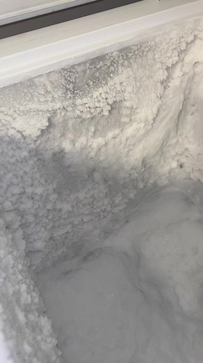 Crunchy frost asmr #icelovers🤤🤤 #freezerfrost #oddlysatisfyingvideo#fypシ゚viral #icetok