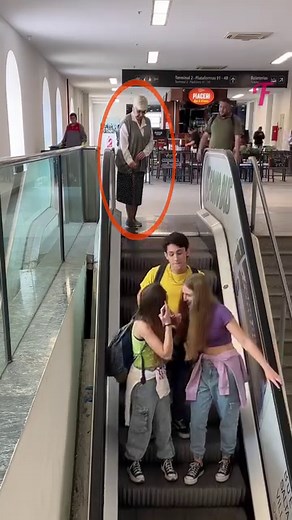 A kind and positive man gives a hand to an old woman #FabiosaKindness #Fabiosa #giveahand #truegentleman #oldwoman #HelpingHands #ActsOfKindness | Fabiosa Better World