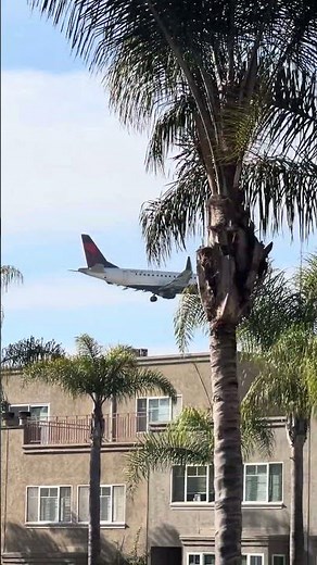 Delta connection e-175 landing in San Diego. #aviation #planespotting