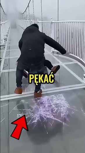 Dziecko w szoku na szklanym moście 😱 A babcia? Totalny luz! 💪