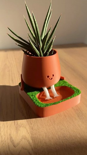 Vince - 3Demoniak on Instagram: "Chill Pot 🌱💦 J’ai modélisé le pot de fleurs le plus chill du monde, prêt à siroter un cocktail (ou plutôt absorber son eau) les pieds dans l’eau ! Son design adorable avec ses petites jambes en corde de coton permet un arrosage par capillarité 💦, idéal pour garder vos plantes hydratées sans effort ! Je lui ai même ajouté une petite piscine ! 🙌 Je l’ai imprimé dans la magnifique nouvelle couleur Bambu Terracotta sur ma Bambu A1 @bambulab_official ! Dispo sur c