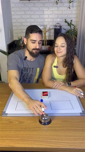 Decifre o código: jogo divertido para casal com UNO