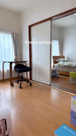 nishikawa（西川株式会社） on Instagram: "【理想の姿勢を“キープ”する】#Keeps シリーズ🧸🌿 ライフスタイルにあわせて快適を支えるラインナップが勢ぞろい。 入学祝いなどにも選ばれているキッズシリーズから、持ち運びや収納にも便利なビューティまで。 正しい座り姿勢を自然と導いてくれる魔法のようなアイテムです。ラクに理想の姿勢を習慣化できちゃいます。 座りだけでなく、おうち時間のリラックスタイムに嬉しいピロークッションタイプは社員にも大人気！ お昼寝にちょうどいい姿勢で気持ちよくくつろげます👀 _____________________ 🔖Keeps クッション ¥11,000(税込) Keeps for beauty ¥14,300(税込) Keeps クッション for kids ¥14,300(税込) Keeps ピロークッション ¥16,500(税込) Keeps Chair ¥41,800(税込) _____________________ nishikawa公式アカウントでは、スイパが上がる！意外と知られていない眠りの情報や、今の時期のおすす