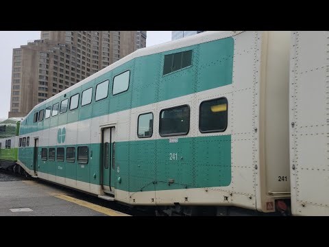 (10 Cars) (Mid Old Cab Car 241) GO 2726 - 613 With 355 Pulling Into Union