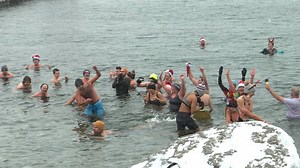 Kingston, Ont., Wim Hof enthusiasts plunge into freezing water