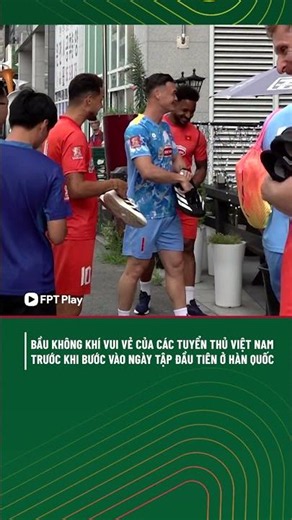 Các tuyển thủ Việt Nam hào hứng trước khi bước vào ngày tập đầu tiên ở Hàn Quốc