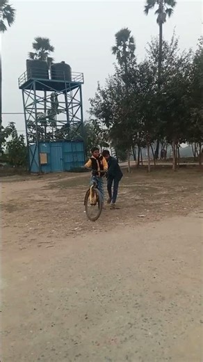 isko saikil shikhane ke chaakr main popat hai hogya 🤣😂😂😍#minivlog #vlog #shortvideo #bycycale