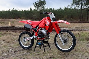 416 reactions · 55 shares | La CR 125 craque comme à son premier jour de Janvier 1989. Il aura fallu quelques semaines de travail, 3000€ de produits et beaucoup de patience à nos deux compères Seb et Docteur Biclou pour refaire briller esthétiquement et mécaniquement cette machine  | 3AS Racing | Facebook