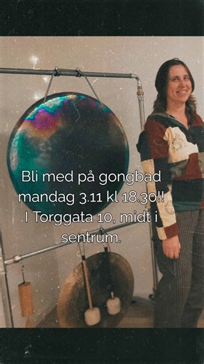 Hvorfor elsker jeg å spille akkurat i Torggata 10, i vår lille studio? Mange sier at her er som en stille helende oasis... midt i store byen. Her kan du gi slipp og bare være. Rommet erfor maks 10 deltakere og derfor oppleves som om gonger spiller akkurat for deg, tett på... Jeg føler det samme, som en intim spilling, kun for de utvalgte... #gongbadoslo #lydbadoslo #lydhealingoslo #lydterapioslo #gongavpenningoslo #gongterapioslo #gonghealingoslo #gongspa #healingoslo | Medisinsk Yoga og Mindful