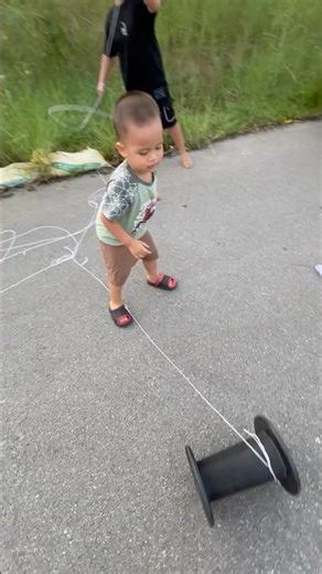 Kite flying pull the string quickly to lower the kite #patang #layangan #kite ##trend