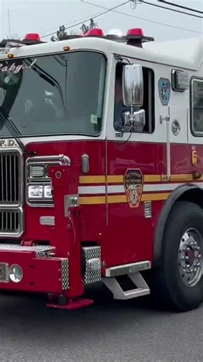 Bethpage Fire Department Ladder 3 arriving to a house fire