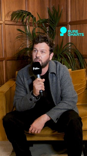 "Je fais de la chanson populaire et je l'assume" @claudiocapeo nous livre les secrets de fabrication de son album "Nouveau souffle", qui le voit renouer avec l'accordéon, son instrument de prédilection 🪗 | Purecharts