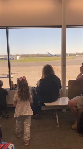 3.3K views · 30 reactions | Air Force One taking off from the Syracuse airport this afternoon. Listen to 570 WSYR on iHeartRadio at www.570wsyr.com/listen | NewsRadio 570 WSYR | Facebook