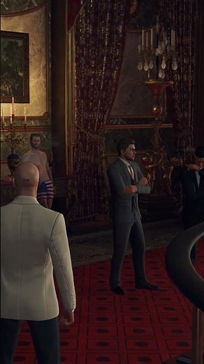 Agent Smith knows how to blend in at The Monarchique. 🩳