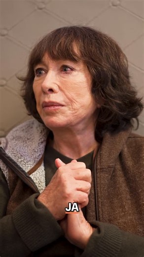 Gin And Talk on Instagram: "Peter Lustig war einer der Menschen, die früh gesagt haben: Mach das jetzt. Nicht später. Nicht nebenbei. Sondern richtig. Dieser Moment hat den Weg geebnet – erst für ein Buch, dann für Benjamin Blümchen und Bibi Blocksberg. Für Figuren, die später Generationen begleitet haben, aber am Anfang einfach nur eine Idee waren. Und jemand, der daran geglaubt hat. Im Gespräch mit Elfie Donnelly wird deutlich, wie viel Vertrauen, Risiko und Unterstützung oft nötig sind, bevor