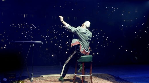 "Леден Дъжд" от концерта ми в Зала 1 на НДК! Беше ми голям кеф да седна за малко и да си почина на този стол с тази песен, преди пак да се юрна между редовете! За другия път обещавам повече балади! Обичам ви безкрайно и ви благодаря, че бяхте там с мен! ❤️❤️❤️ Цялото видео е в моя ютюб канал! 🔥🔥🔥 | Ivo Dimchev- Music