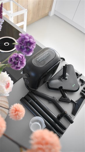 Kimberly | Interieur • Momlife • Reizen on Instagram: "*✨ Chemisch schoonmaken? Dat doe ik niet meer. Dit wél. ✨* Met The Big One stoomreiniger van @skrub.nl maak ik mijn keuken én badkamer brandschoon — met alleen water. Geen schoonmaakmiddelen, geen gedoe. Gewoon doen. Wat ik zó fijn vind: je ziet het vuil letterlijk verdwijnen. Vet in de keuken, vieze voegen in de badkamer… één keer stomen en klaar. De stoom is krachtig, het resultaat direct zichtbaar en ja — zelfs het geluid is oddly satisfy