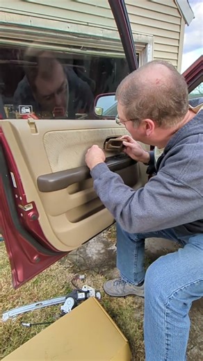 Watch me swap out the window regulator on my 2005 Honda CRV