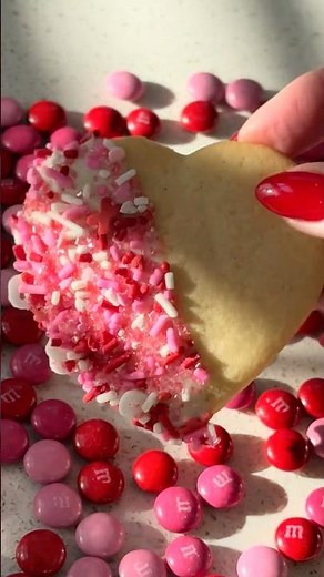 The {BEST} rolled sugar cookie recipe #sweetdaydreamsbakeshop #galentinesday #thecookiecart