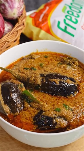 Amma Chethi Vanta on Instagram: "తెలుగింటి గుత్తి వంకాయ కూర😋 Nothing beats the aroma of traditional Gutti Vankaya Curry made the authentic way. I cooked this recipe using Freedom Groundnut Oil, which adds that pure, nutty flavour we all love in home-style cooking. For those who love authentic, traditional flavours, Freedom Ground Nut Oil is the perfect choice. Double filtered for purity, it enhances the natural taste of dishes like Gutti Vankaya Curry, adding a rich, nutty aroma that tru