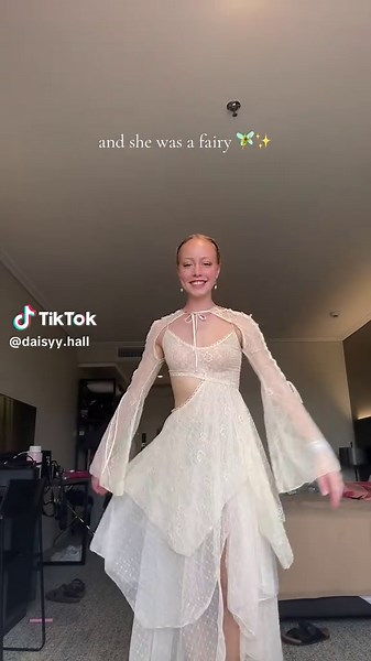 Taylor play invisible string tonight for me please 🙏🙏🙏 #invisiblestringtheory #invisible #taylorswift #taylorsversion #folkloretaylorswift #shewasafairy🧚‍♀️ #fairy #sydneyaustralia #sydneynightone #erastoursydney #erastourtaylorswift #erastouroutfits