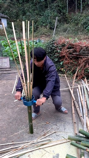 The process of evenly splitting bamboo tubes into strips using an ingenious tool #tools #short #6660