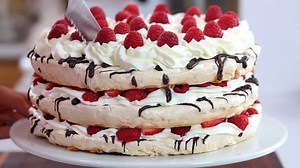 PUSLICA TORTA SA ČOKOLADOM I MALINAMA: Kora koja krcka u ustima u kombinaciji sa šlagom i jagodama - fantazija ukusa