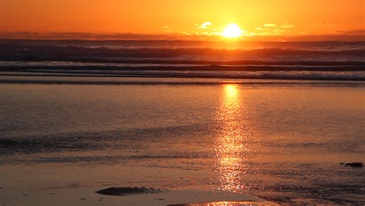 Lincoln City, #OregonCoast: Look close at the sun and see the rays of light move. More on this at the full virtual tour and list of all beach accesses https://www.beachconnection.net/vtour_lcity.htm #OregonCoastBeachConnection | Oregon Coast Beach Connection