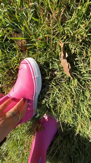 1.7K views · 14 reactions | These pink rainboots were PERFECT for working in the yard today! They are SOO comfortable! 勺 Comment SHOP and i’ll send the link! | Sweet Tea and Sprinkles | Facebook