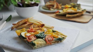 49K views · 321 reactions | Take five simple ingredients and 15 minutes, and have yourself one gorgeously-fresh rainbow frittata for the family! Find more tried-and-tested recipes like this in the latest issue of Slimming World magazine (on newsstands now!) and share your creations with us using #MagazineMakes! | Slimming World | Facebook