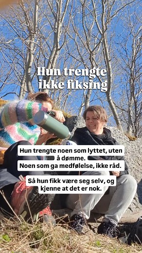 Noen venner har alltid en løsning. Andre bare lytter, på magisk vis faller alt litt mer på plass. Jeg var frk. Fiks  Jeg visste ikke om noe annet. Helt til jeg fikk en venn som virkelig lyttet, og ingenting mer enn det. Jeg kjente forskjellen. Den ene vennen minner deg på hva som er galt, den andre minner deg på at du er nok  Vær den som lar folk få være akkurat som de er, og du har venner for livet | Helhjerta Katrine Heitmann | Facebook