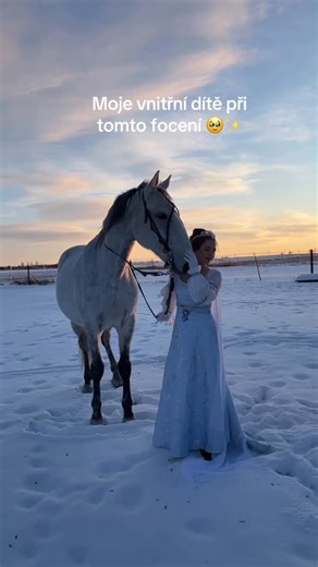 Najdeš mě v bezčasí on Instagram: "Další úžasné focení Popelky a tentokrát svatební editoriál v @sipkova.stodola 🫶🏻 A přísahám, že do té zimy mě už nikdo letos v šatech nedostane 😆 Stálo to ale za to. Brzy více. ✨ Nalíčila mě @vizazistkazuzka Fotily @s_laskou_adel a @ruzena_suchankova_fotografka Také děkuji za pomoc s koníkem @valda.team a za uzdičku @ordo_kromen 💙 Dále se podíleli 🕯️Dekorace & kordinace: @lovingfancywedding 💐 Květiny: @uvazmito 👒 Klobouky: @pyrography_sisi 📝 Tiskoviny: