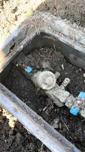 Fixed a broken male adapter at the end of the DCVA valve today🔥#generalcontractor #texas #dfwlandscaping #landscape #irrigationsystem #sprinkler #irrigator