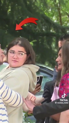Un guardaespaldas de Letizia aparta a una chica para que ella se tome su fotito a gusto.PARÁSITOS