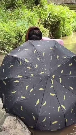 Girl pees in stream 👗💦🫣 #trending #stream #girl