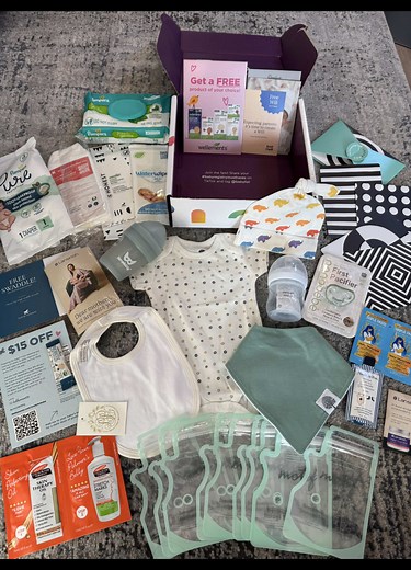 Babylist hello baby unboxing ✨ To get your own free box (just pay $9 shipping!) you must : 1. Register with @Babylist 2. Add at least 3 items from other stores and some from the Babylist checklist 3. Make a minimum purchase of $30 from the Babylist who (you can just wait until one of your gift givers buys something from your registry for this amount) #babylistwelcomebox #babylist #babywelcomebox #freebabybox #babybox #babyunboxing