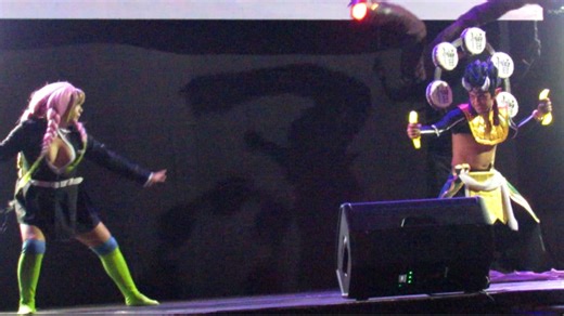Mitsuri, Tanjiro y Genya pelean contra Hantengu. Presentación de #KimetsunoYaiba en el concurso de #cosplay grupal del #FANFEST 2024. | Sombras de Rebelión