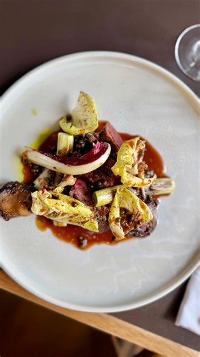 Dragsholm Slot • Relais & Châteaux on Instagram: "Vildand fra egen jagt 🦆 På Dragsholm Slot Bistro serverer vi lige nu vildand fra egen jagt – stegt som en klassisk peberbøf. Andebrystet vendes i en blanding af lang peber, rosenpeber og hvid peber, inden det steges og serveres på en cremet kartoffelmos. Dertil grillede porrer fra Søren, bitre salater og en rig pebersauce. Husk, at vi mandag den 10. november fejrer mortensaften på slottet med netop vildand på menuen. Der er få pladser tilbage – 