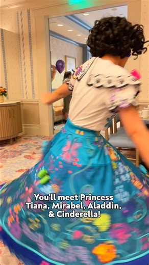 Let’s go have breakfast at 1900 Park Fare! 👑🎠🍓 You’ll meet Cinderella 🩵, Aladdin 🐘, Mirabel 🌺, and Tiana, 👑 and the meal is buffet-style, with a BIG variety of tasty breakfast bites like carved ham, cheesy potato casserole, pastries, and more! There were three BIG standouts from this buffet: the cheesy grits, the cinnamon pull-apart bread, and the ICONIC strawberry soup! 🍓🍓🍓 | Disney Food Blog