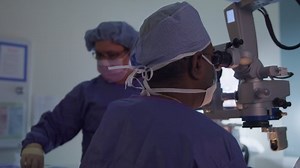 Medical Professional Using Surgical Microscope: стоковое видео (без лицензионных платежей), 1095606043 | Shutterstock