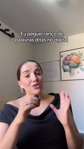 Beatriz Soares | Especialista em Destrave & Performance on Instagram: "Eu confesso que peguei um certo ranço de algumas palavras muito usadas no digital. Mas essa… vou ter que voltar atrás: clareza faz sentido. Vivemos uma era de excesso, de informações, opiniões, métodos e ruídos na comunicação. E, no meio de tudo isso, não é raro se sentir confusa sobre qual caminho seguir. Me conta: você está precisando de clareza agora?"