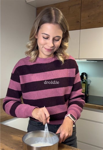 Składniki na ciasto: ✔️20g drożdży ✔️70g cukru ✔️250ml mleka ✔️1 jajko 1 do posmarowania ✔️1/2 kg mąki ✔️60g masła ✔️1/2 łyżeczki soli Kruszonka: ✔️75g mąki ✔️50g masła ✔️50g cukru W pierwszej kolejności przygotować zaczyn: lekko ciepłe mleko wymieszać z drożdżami, z 13g cukru oraz 40g mąki. Przykryć ściereczką i odstawić na 15 min. Resztę mąki wsypać do miski, dodać zaczyn, resztę cukru, sól, jajko oraz miękkie masło. Wyrobić ciasto aby było gładkie i elastyczne. Ciasto przykryć ściereczką i od