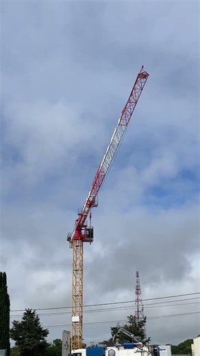 À Royan, travaux de démolition devant la jardinerie.
