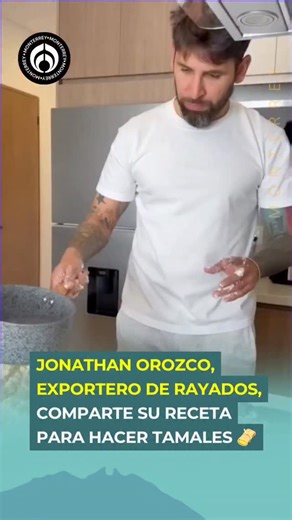 Radio Fórmula Monterrey on Instagram: "🎄🫔 De la cancha a la cocina. Jonathan Orozco, exportero de Rayados, sorprendió a sus seguidores al cambiar los guantes por el mandil en plena temporada decembrina. A través de un video, compartió paso a paso la preparación de tamales, desde la masa extendida en la hoja de maíz hasta el relleno de queso con rajas, celebrando las tradiciones navideñas."