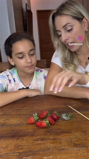 Daphne Lucchesi on Instagram: "Nós só podemos ajudar quem quer ser ajudado… 🥹 O que achou? Ps.: Vai acontecer o Desafio 7 dias SEM SURTAR e eu vou te ensinar como educar usando analogias (como essa experiência que fiz com a minha filha). Se você quer participar, comenta “desafio” para receber seu convite e garantir a sua vaga 🤍"