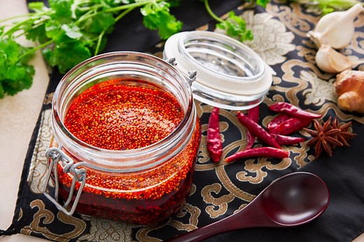 How to Make Chili Oil (辣椒油 - là jiāo yóu) - Crispy Garlic Chili Oil