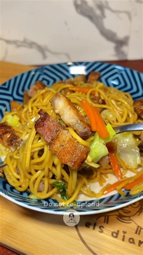 El's Diary on Instagram: "PANCIT CANTON GUISADO 😋 You’ll find pancit guisado at fiestas, weddings, graduations, reunions, holidays and even simple family gatherings! It’s a “must-have” dish most of the filipino that makes an event feel complete ❤️ #pancit #pinoyfood #recipe #stirfrynoodles #cravings"