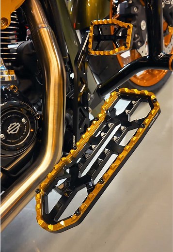 JUST DROPPED! 👀 Our Performance MX Floorboard / Foot Control Kits for Harley Touring & Softail Models our AVAILABLE NOW! 🔥 We offer these in up to 8 different anodized accent finishes, providing both extra traction for riders and style for riders going for an extreme custom look on their bike. The kit includes driver floorboards, passenger floorboards, matching heel/toe shifter pedal, brake pedal, and a shift linkage to tie it all together. 💪 #hogworkz #harleydavidson #streetglide #roadglide 