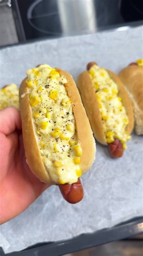 Sausage Hot Dogs with a Cheesy Filling🧀 Method: 1️⃣ Score the sausages crosswise and fry until golden on both sides. 2️⃣ Finely dice gherkins and onion, mix with mayo and ketchup. Set aside. 3️⃣ Fry sweetcorn lightly, add grated mozzarella, processed cheese cubes and cream. Stir until melted and creamy. 4️⃣ Slice the bun. Add the gherkin mix, then the sausage. 5️⃣ Top with the cheesy corn, season with salt and pepper. 6️⃣ Bake at 180°C for 5 minutes. Done. Eat.#homecooking #asmr #easyrecipes #h