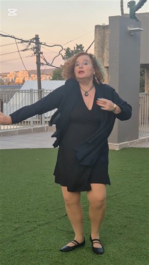 לרקוד במנשה-סיור בדגש אמנות אין כמו לטייל במקום חדש: קיבוצים ומושבים במועצה אזורית "מנשה" שתמיד מפתיעה אותי עם הבלוג "לטייל עם גילי" שבו אני כותבת, מצלמת וגם מוסיפה כוריאוגרפיה ספונטנית, בהתאם לאנרגיות של המקום בביקור השבוע שכלל שתי חנויות יד שנייה נהדרות בהן עשיתי סטיילינג עצמי בעשר דקות "משהו משו" בקציר גיליתי דירה ששמשה את המועצה שהפכה למקום של אוצרות ביגוד, הנעלה ואססוריז יד שנייה כולל וינטאג' כל פריט רק ב-5 שקלים! אספתי פה שמלה, חגורה,נעלי בלרינה, תיק, שרשרת וצעיף-בלוק שחור אלגנטי בחנות יד 